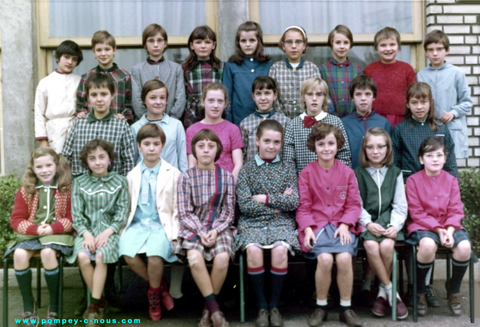 Classe de ? filles de l'école du centre de Pompey en 1967 (Photographie n°109 ; dépôt de Marie-Claire GOURET)